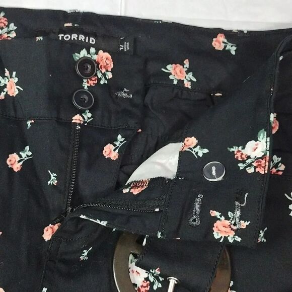 Torrid Black Pink Floral Mid Rise Stretch Sateen Belted Shorts Size 12 - Picture 13 of 15